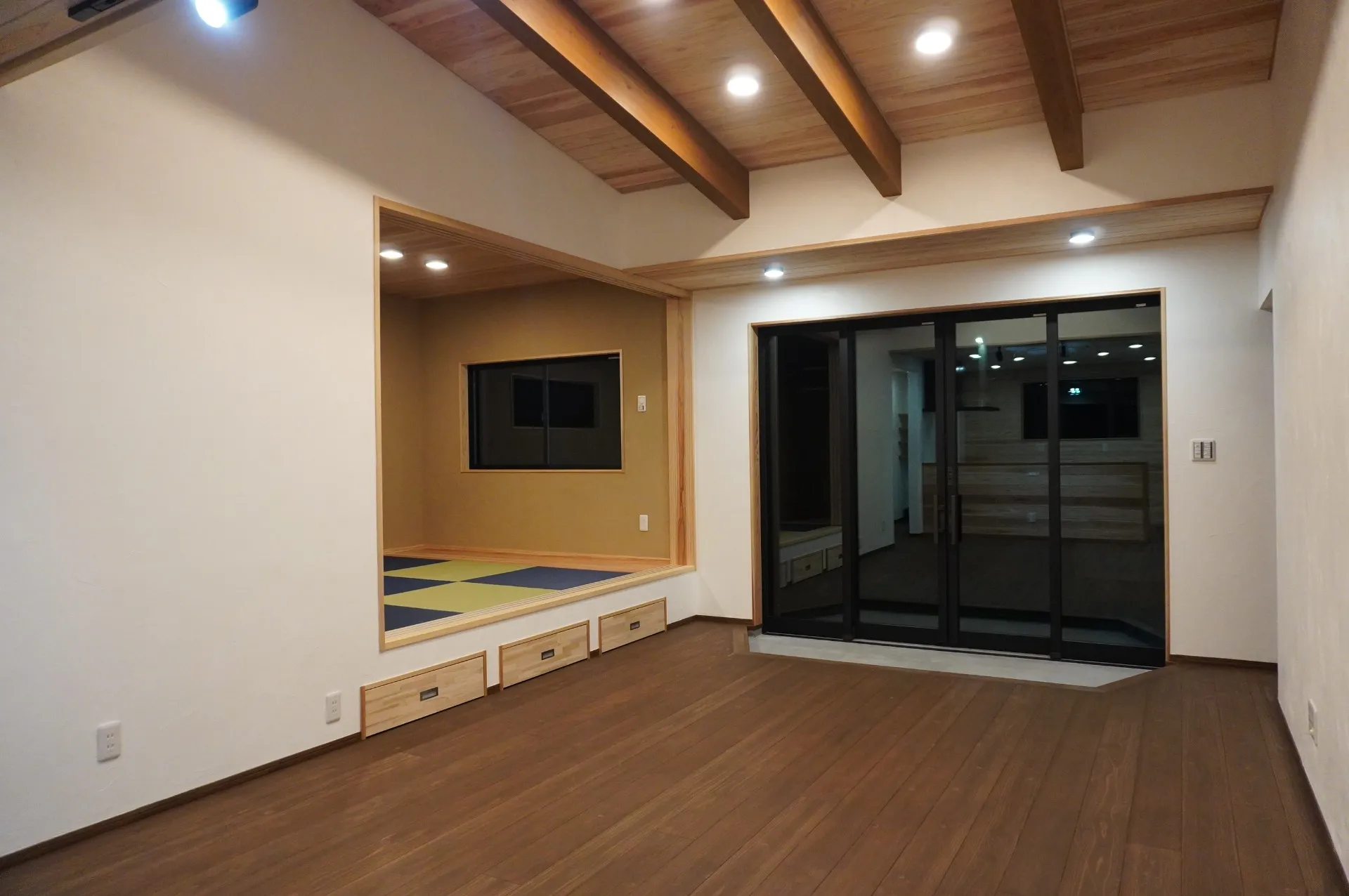 自然な暮らしを体現する、漆喰壁(Limore)の家